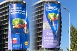 (VIDEO) LIDL pune în pericol pietonii și circulația pe drumurile publice, amplasând un banner publicitar cât un bloc de 14 etaje, fără să dețină avizele și expertizele legale în vigoare