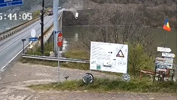 Imagini dramatice: microbuzul care s-a prăbușit în Dunăre surprins de camerele de supraveghere