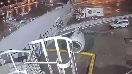 Un pasager excentric, la aer, pe aripa avionului (Video)