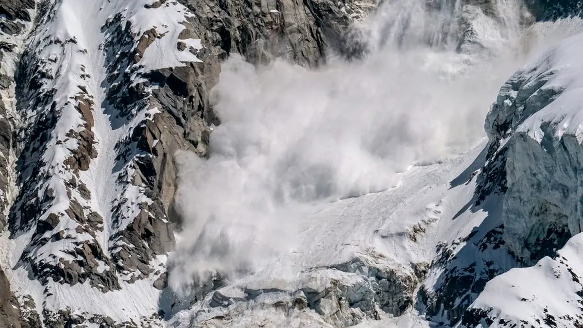 Turiști surprinși de o avalanșă în zona Vârfului Negoiu. Salvamont încearcă să le salveze viața