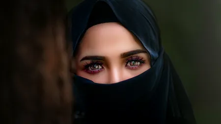 Femeile din Iran, obligate să poarte văl și în mașină. Poliția le supraveghează