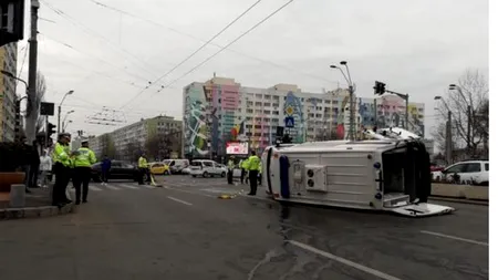 Accident grav în centrul Capitalei: O ambulanță s-a răsturnat după un impact violent (VIDEO)
