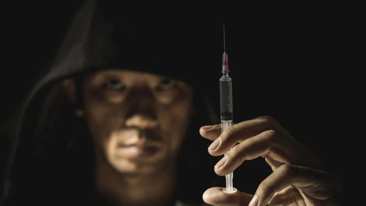 Un bărbat injectează acid în automatele de parcare. Poliția cere ajutorul populației
