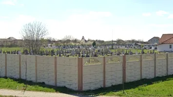 Antenă de internet montată într-un cimitir din Arad, blocată de Prefectură