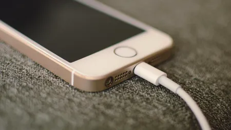 Un obicei periculos. De ce nu ar trebui pus telefonul pe masă cu ecranul în sus