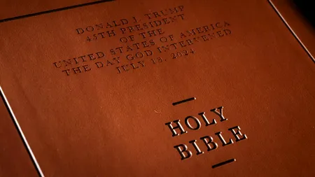 Donald Trump își face campanie cu Biblii tipărite în China