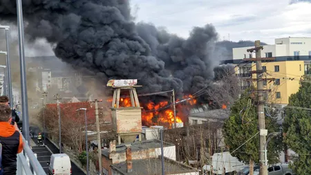 Incendiu uriaş în Sibiu, zeci de oameni evacuaţi. A fost emisă avertizare Ro-Alert (FOTO&VIDEO)
