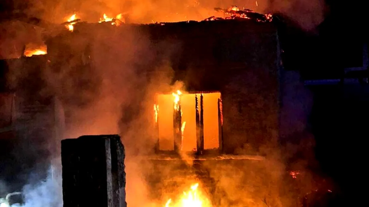 Incendiu violent în localitatea Bâcu din Giurgiu. O bătrână a rămas fără casă, din cauza rufelor uscate lângă sobă