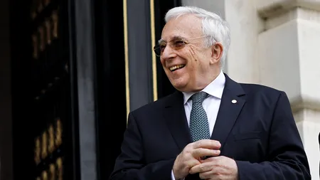 Salariul lui Mugur Isărescu l-a depăşit pe cel al lui Emmanuel Macron