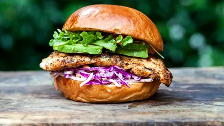 Hai, poftă mare, la burger de crocodil !
