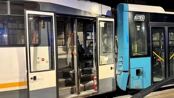 Coliziune între tramvai și autobuz în Pasajul Victoriei. Cinci răniți transportați la spital