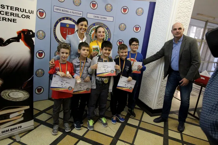 Șahul polițiștilor. Imagine de arhivă din 2019: Loredana Dinu, fostă campioană olimpică la scrimă, îi premiază pe câștigătorii competiției de copii organizate la Centrul Cultural al MAI, București