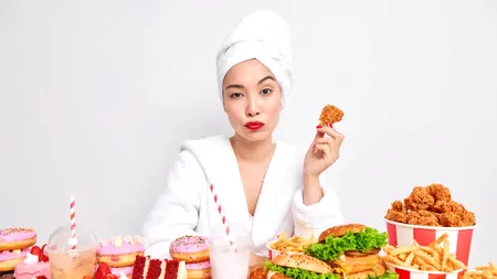 Românii mor cu opt ani mai devreme decât alți europeni. Alimentația nesănătoasă, printre principalele cauze