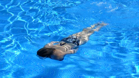 Cum îți pot afecta dantura apa sărată, a mării și apa cu clor, din piscină