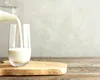 INCREDIBIL. Fermierul vinde litrul de lapte sub 2 lei, dar este comercializat în magazine cu peste 8-10 lei