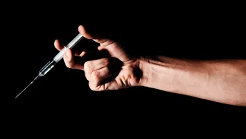 Zeci de persoane, înțepate cu ace în timpul unui festival. Poliția a arestat 12 suspecți