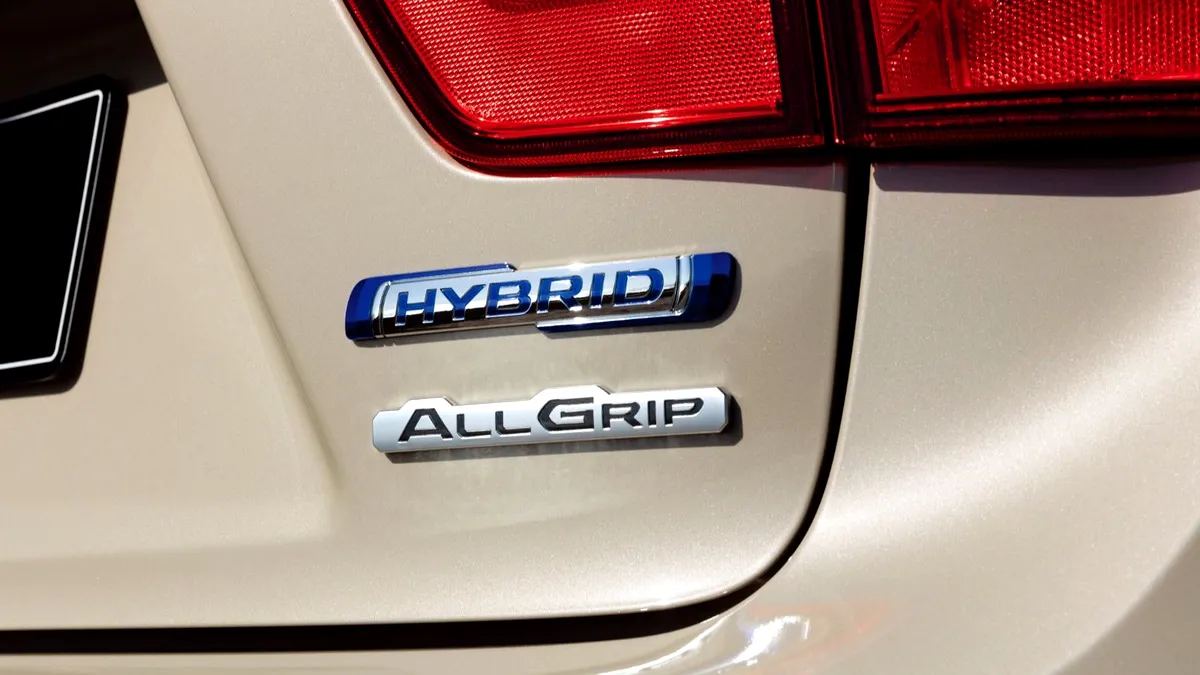 Avertismentul specialiștilor: șoferii de mașini hibride, expuși unui risc triplu în accidente