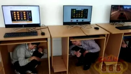 Elevi surprinși jucând la păcănele pe calculatoarele școlii. Director: Bine că n-au fost și alte site-uri!