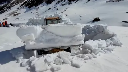 Circulație închisă, pe Transfăgărășan. Zăpada are 6 metri. Drumarii se luptă cu nămeții VIDEO