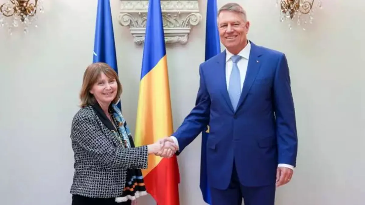 Președintele Klaus Iohannis a decorat-o pe  Kathleen Kavalec, ambasadorul SUA la București
