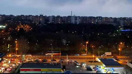 Panică la benzinării și cozi de kilometri, de frică că prețul carburanților va trece de 10 lei pe litru VIDEO