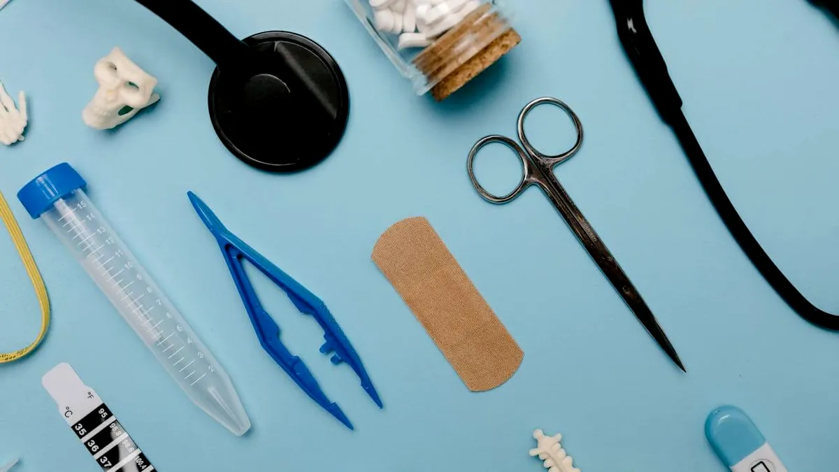Percheziții în București. Produse medicale furate din spital și vândute medicilor stomatologi