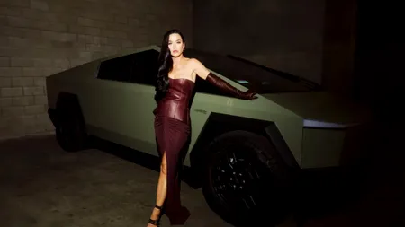 Ce vehicule conduce pe Pământ vedeta pop care a călătorit în spaţiul cosmic