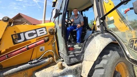 Un primar din Buzău ia lucrurile în propriile mâini: Vara la buldoexcavator, iarna la deszăpezit