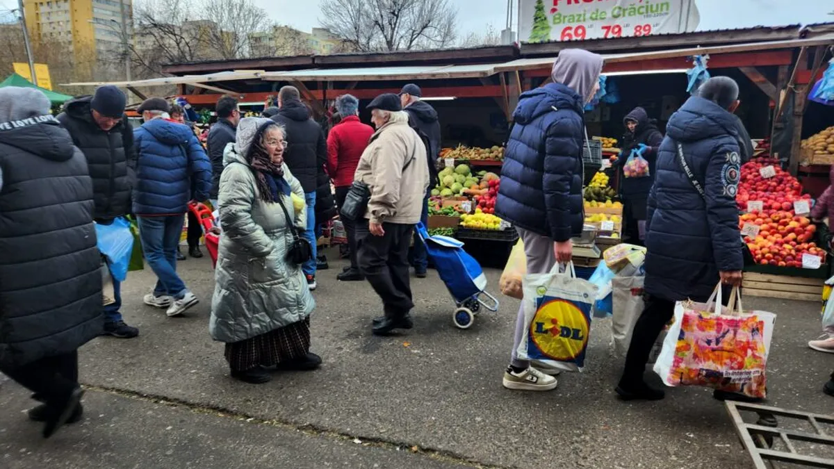Românii au luat cu asalt piețele și magazinele, în plină austeritate (foto)