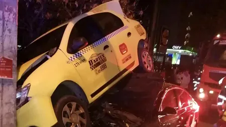 Accident spectaculos pe Calea Rahovei din București. Un taxi a plonjat peste un autoturism parcat