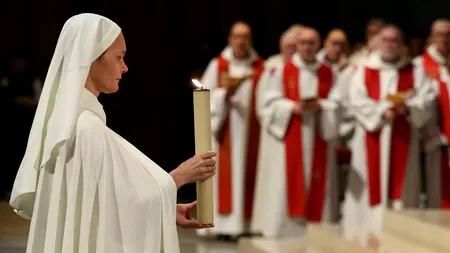 Imagini de la beatificarea a cincizeci de martiri ai regimului nazist la Notre-Dame din Paris