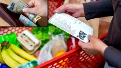 Prețurile la pompă cresc și împing economia spre noi scumpiri