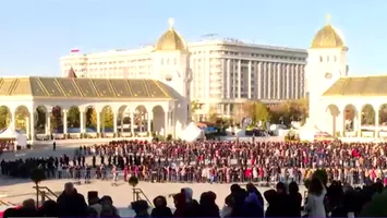 Românii au orgoliu şi în credinţă. Credincioși au rupt rândurile la Catredrala Naţională după ce au fost puşi să intre pe o uşă laterală