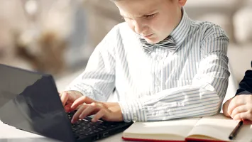 România, la un pas de infringement: legile pentru protecția minorilor online depășesc limitele impuse de UE