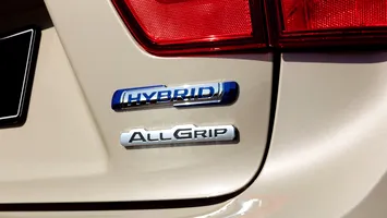 Avertismentul specialiștilor: șoferii de mașini hibride, expuși unui risc triplu în accidente