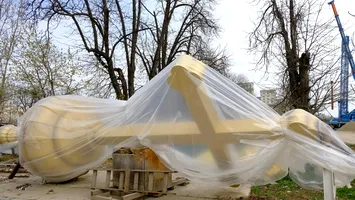 A fost montată crucea pe turla mare a Catedralei Naționale. Cântăreşte 7 tone