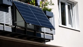 Panourile fotovoltaice pe balcon. Ce este permis și ce riști dacă nu respecți legea