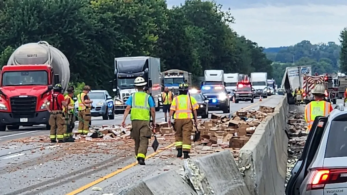 Hot dog-ii au blocat o autostradă din SUA: un accident bizar a transformat șoseaua într-un „bufet al haosului”. Au fost victime
