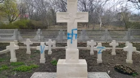 Z, semnul de pe tancurile rusești, desenat pe crucile unui cimitir al eroilor din Republica Moldova