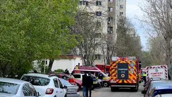 Incendiu într-un bloc din Capitală: Zeci de persoane evacuate, trei răniţi