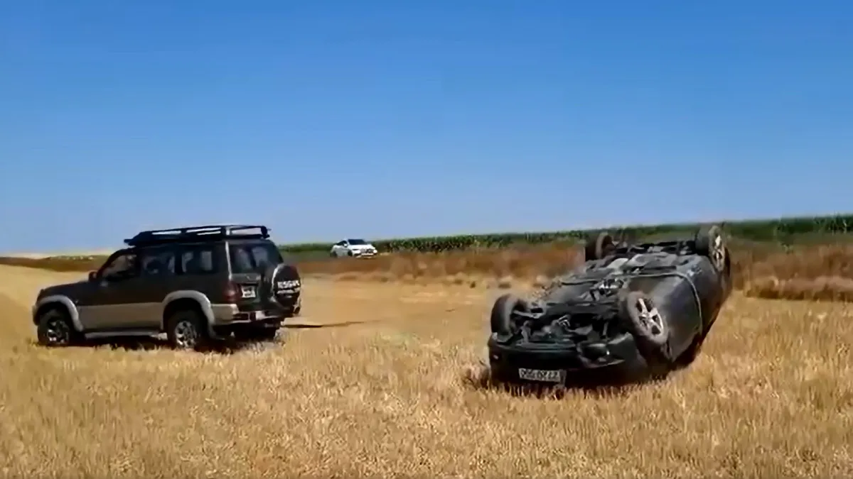 Șocant: oamenii opreau să facă poze cu mașina răsturnată, dar nimeni n-a ajutat victimele!(Video)