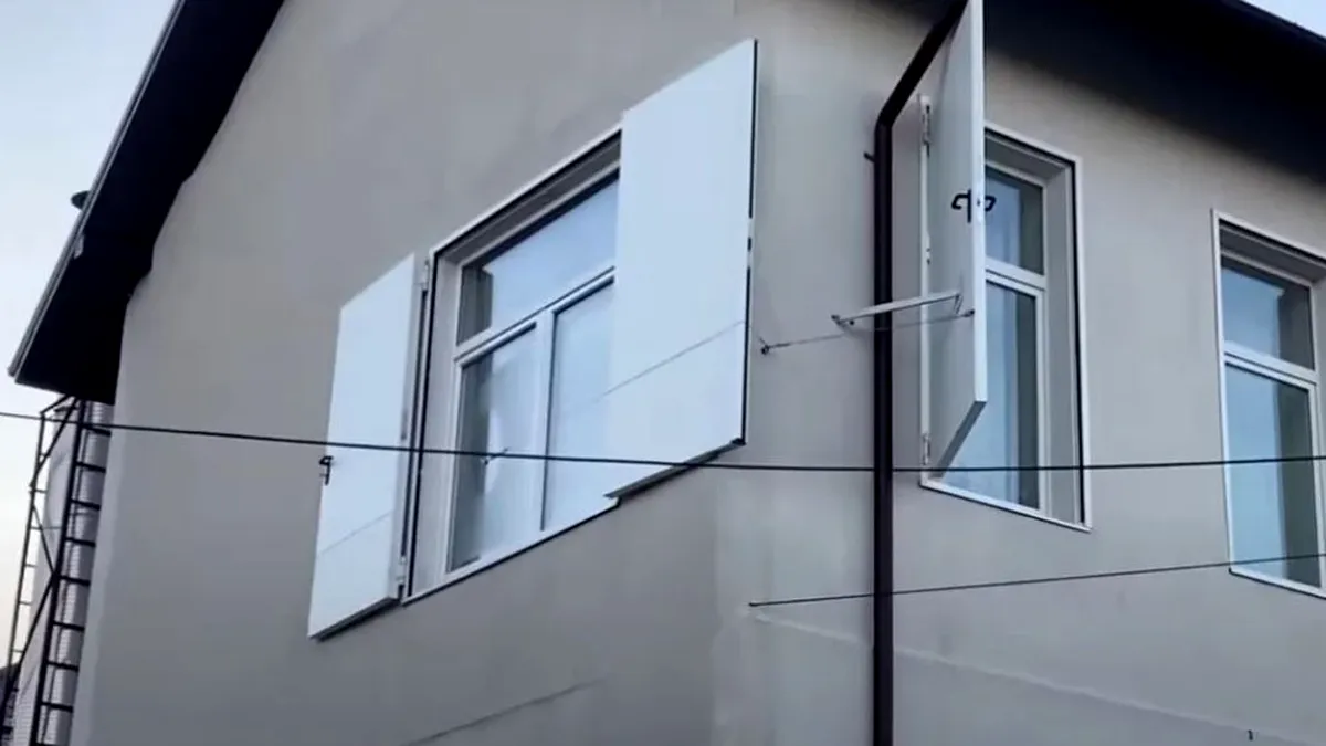 Uși la ferestre pe post de obloane, la o școală din Suceava (VIDEO)