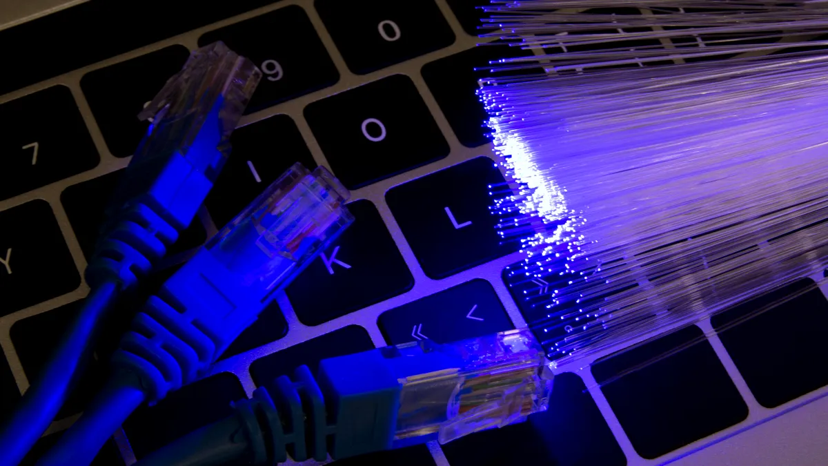 Europa pierde ritmul investițiilor în telecomunicații. Milioane de oameni ar putea rămâne fără fibră optică