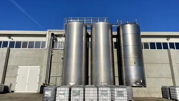 Localitatea care a devenit centru de producție pentru două mari rețele comerciale