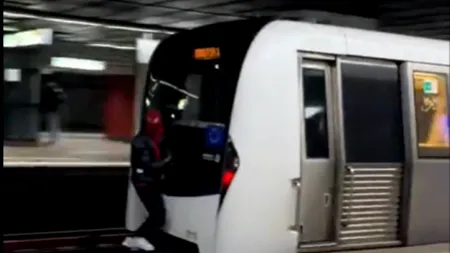 Tânăr deghizat în Spiderman, filmat când circulă agățat în spatele unei garnituri de metrou (VIDEO)
