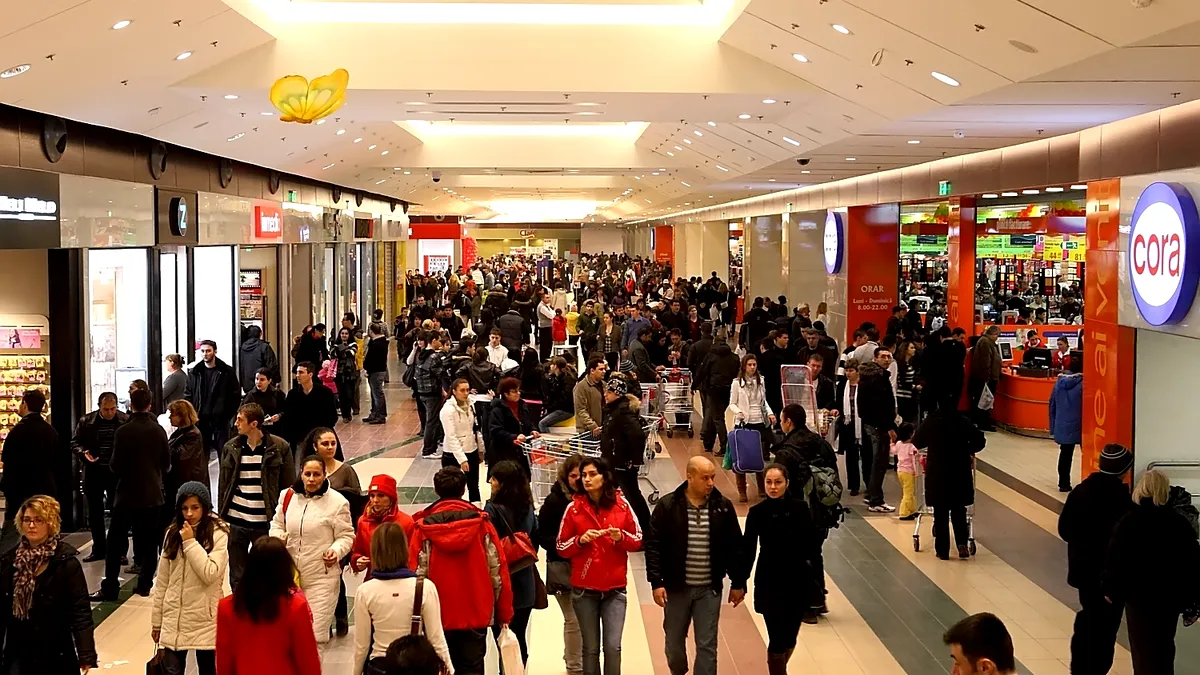 Peste 10 milioane de vizitatori se plimbă lunar în mall-urile din București