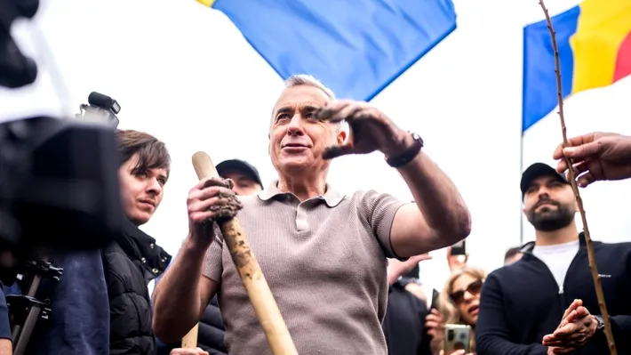 Cu Jaguarul până la piața de vechituri: Georgescu spune că nu e în campanie, ci „într-o lucrare”