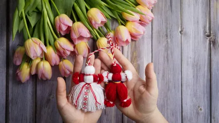 Unde se duc 100.000 de lei din bugetul local al unei primării? Pe mărțișoare și ciocolată