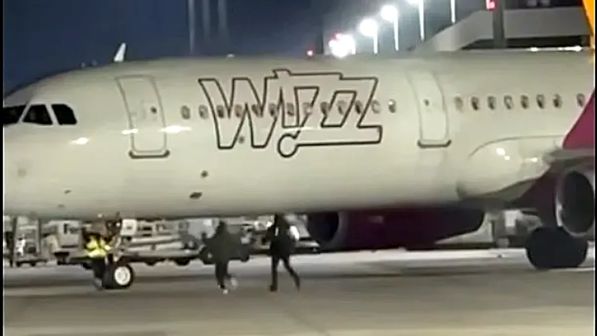 Așa ceva nu s-a mai văzut: Doi pasageri români au alergat după un avion Wizz Air, la Koln