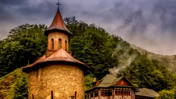 „Sfântul Ardealului”, îngropat la o mănăstire cu istorie fascinantă. Este în România și o vizitează mulți credincioși